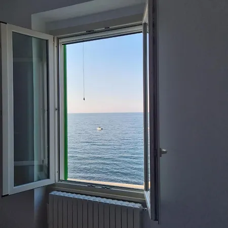 Seafront Luna 公寓 *